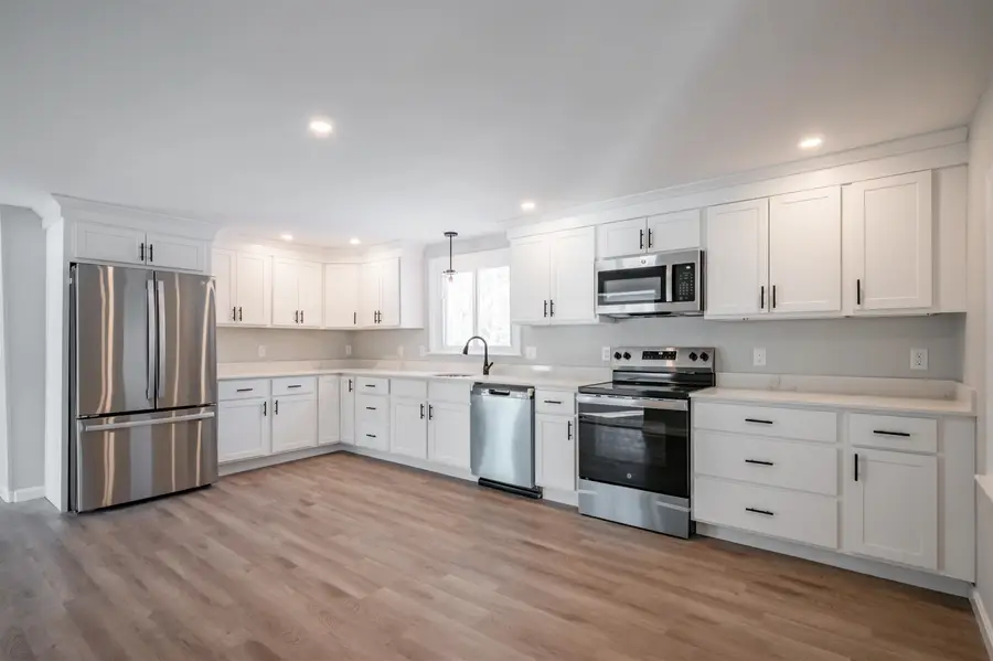 437 Chester Road, Auburn, NH 03032 - Image #2