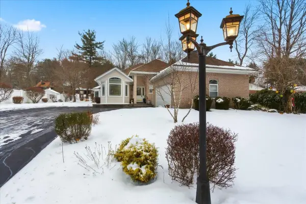 44 Cricket Lane, Manchester, NH 03104