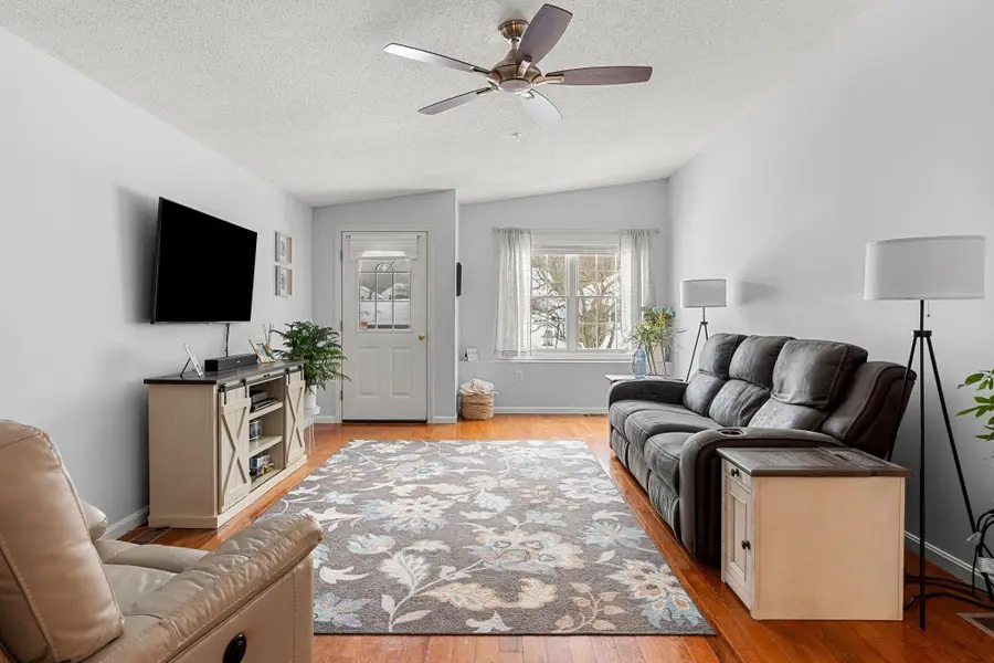 5 Rainbow Drive, Londonderry, NH 03053 - #3