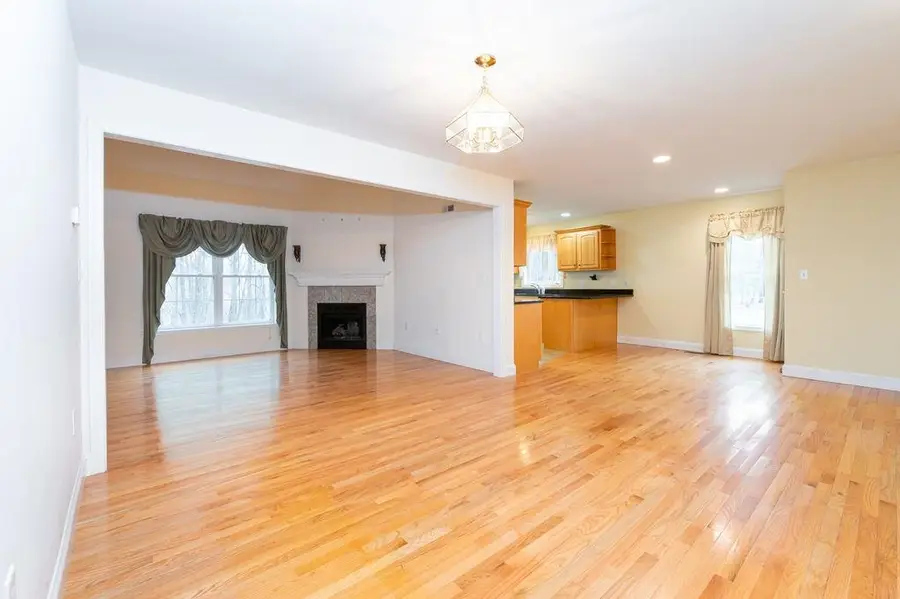 5 Canterbury Court, Salem, NH 03079 - #3