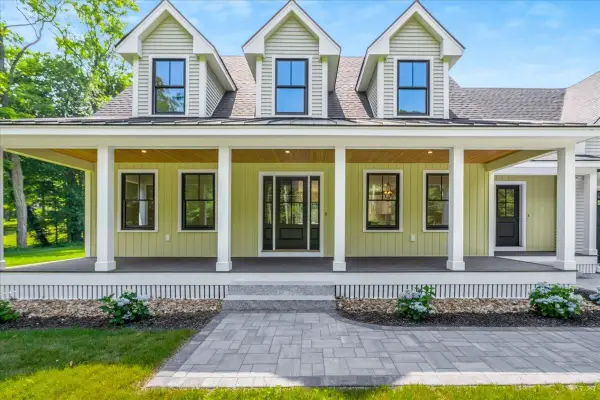 195 Amesbury Road, Kensington, NH 03833