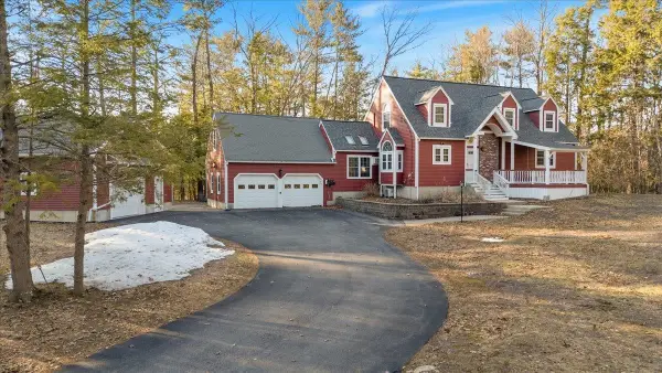 24 Oak Ridge Road, Sandown, NH 03873