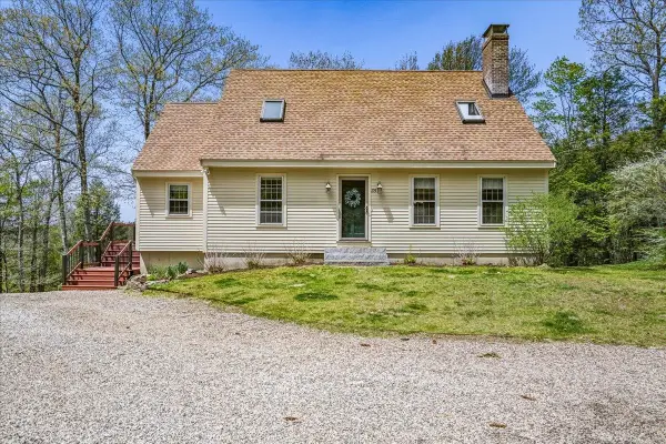 35 Haynes Road, Deerfield, NH 03037