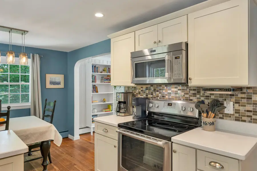 14 Squamscott Road, Stratham, NH 03885 - #3