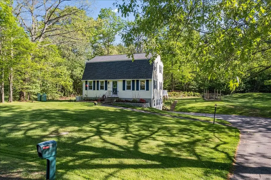 14 Maplewood Drive, Londonderry, NH 03053 - #3