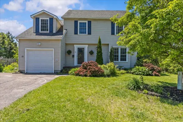 11 Dover Street, South Burlington, VT 05403