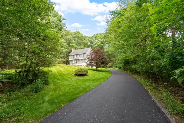 6 Finch Circle, Londonderry, NH 03053