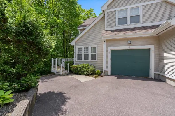 32 Larch Road, South Burlington, VT 05403