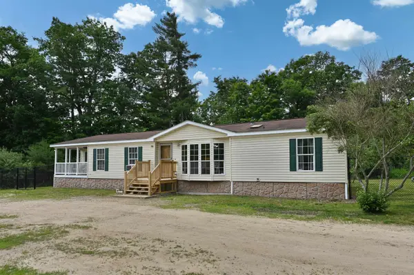 124 Chester Road, Raymond, NH 03077