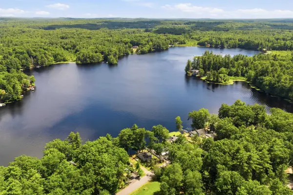 32 N Shore Road, Sandown, NH 03873