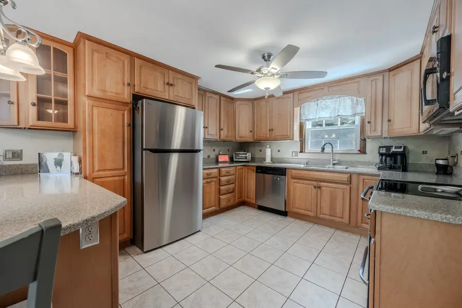 2 Paula Avenue, Londonderry, NH 03053 - #3
