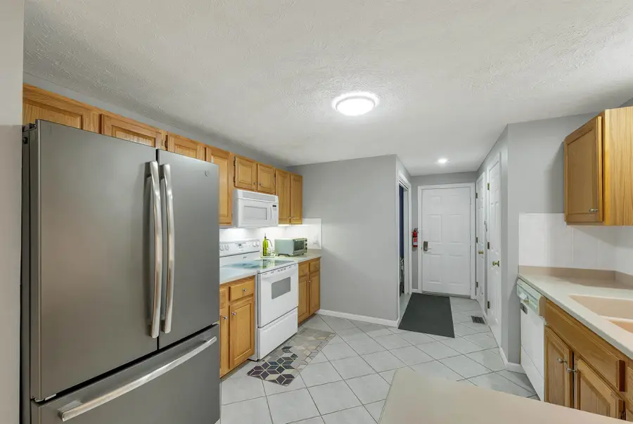 4 Glasgow Circle, Hudson, NH 03051 - #3