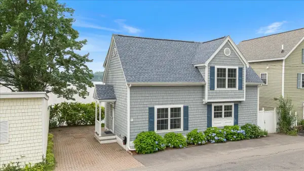 31 N Shore Road, Derry, NH 03038