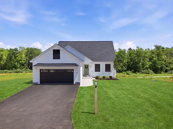 8 Robin Way #7, Chester, NH 03036