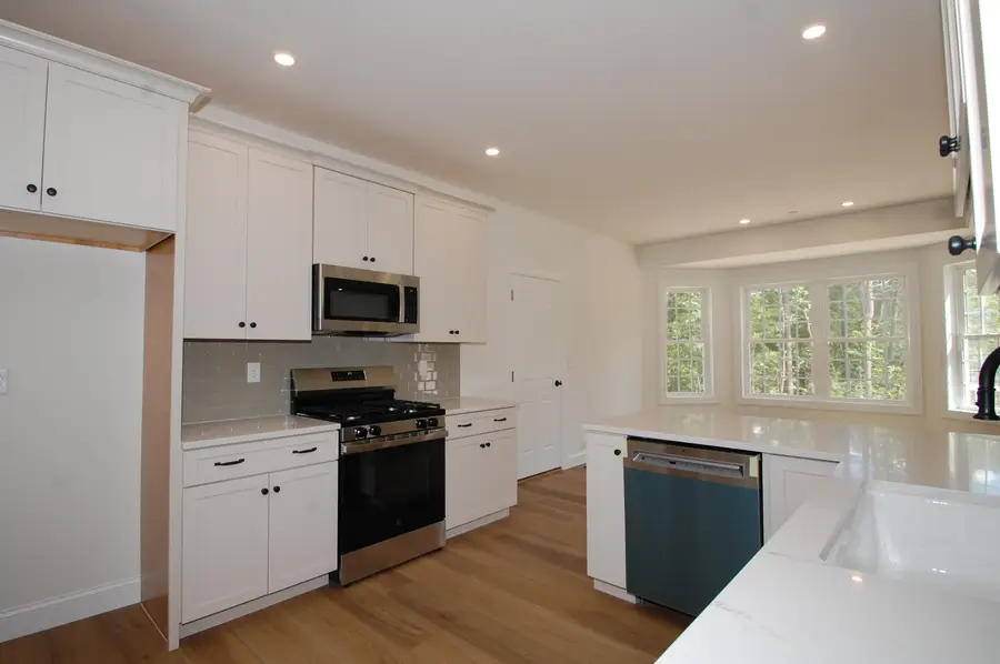 122 South Road, Londonderry, NH 03053 - #2