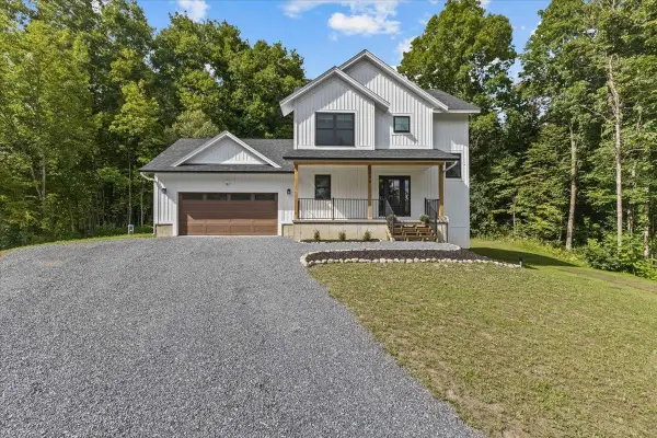 100 Leos Lane, Georgia, VT 05478