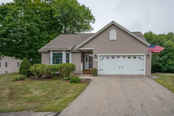 7 Country Lane, East Kingston, NH 03827