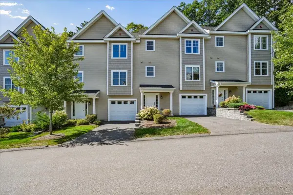 163 Woodview Way, Manchester, NH 03102