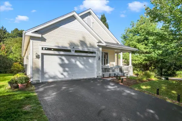 14 Fieldstone Drive, South Burlington, VT 05403