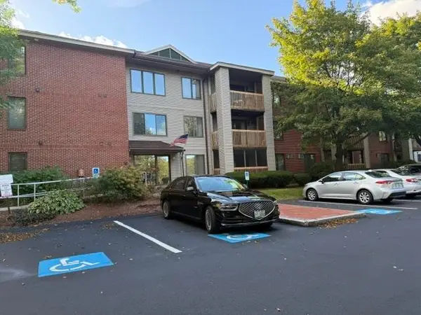 300 Candlewood Park #34, Nashua, NH 03062