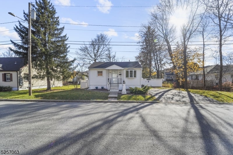 31 Oak St, Bloomingdale Boro, NJ 07403 BHGRE