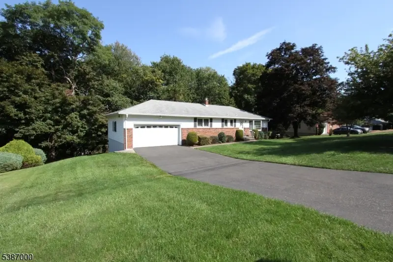 184 Emeline Dr, Hawthorne, NJ 07506 - Image #2