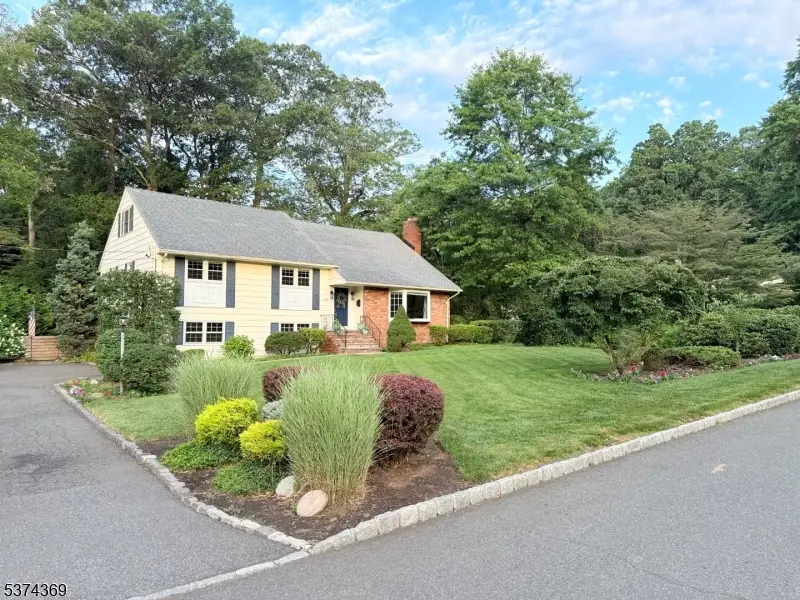301 Meetinghouse Ln, Mountainside, NJ 07092 - Image #2
