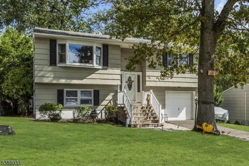 19 Squire Rd, Hopatcong, NJ 07843 - Image #1