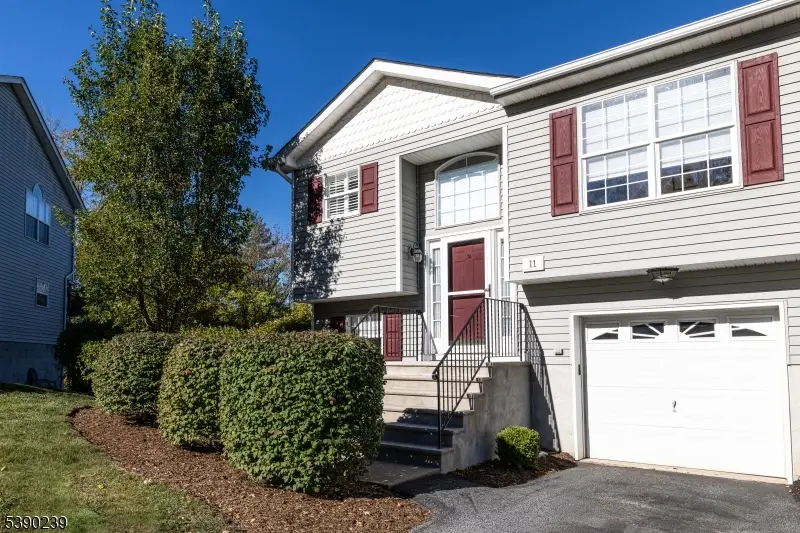 11 Oak Point Dr, Hamburg, NJ 07419 - Image #2