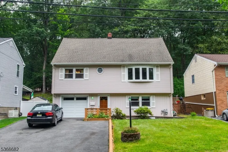 158 Woodhaven Dr, Wayne, NJ 07470 - Image #2