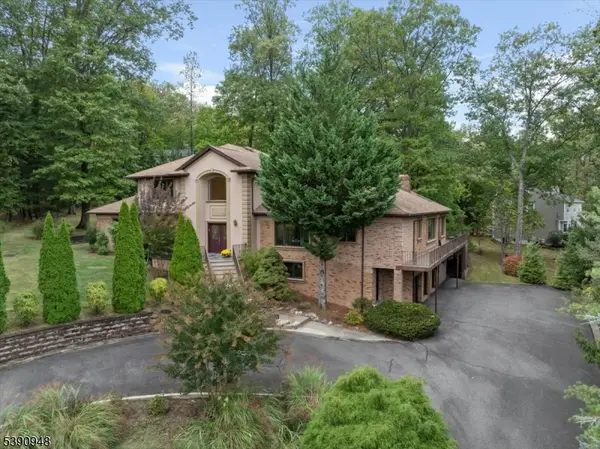 61 Overlook Dr, Woodcliff Lake Boro, NJ 07677