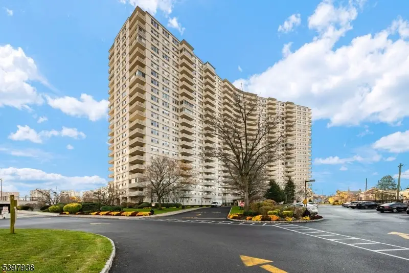 2000 Linwood Ave #9W, Fort Lee, NJ 07024 - Image #2