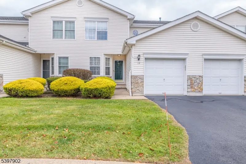 19 Lakeview Dr, Hamburg, NJ 07419 - Image #1