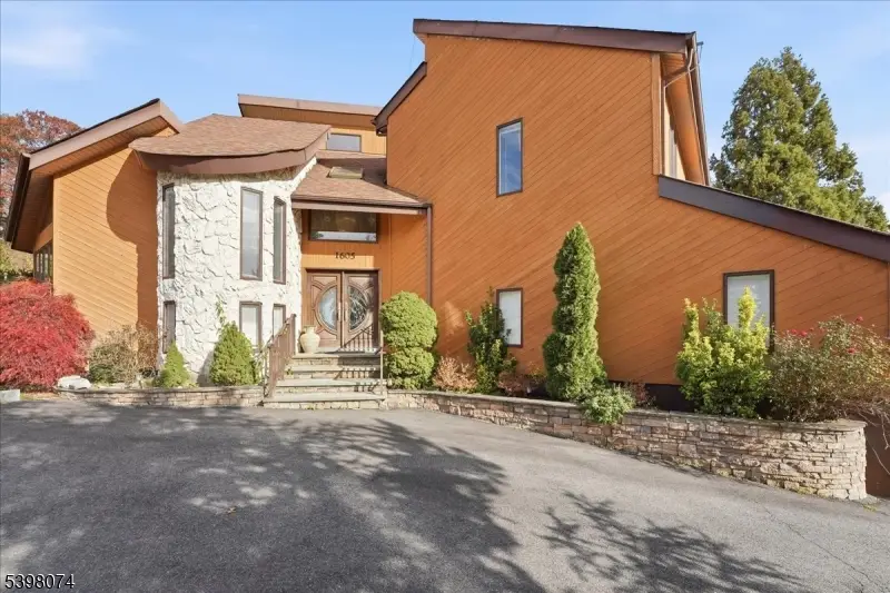 1605 Justin Pl, Mountainside, NJ 07092 - Image #1