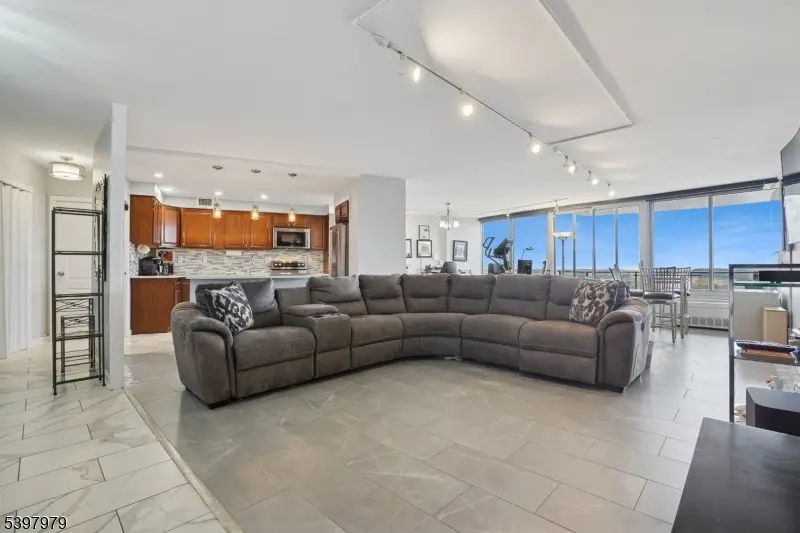 1 Claridge Dr Apt 702 #702, Verona, NJ 07044 - Image #2