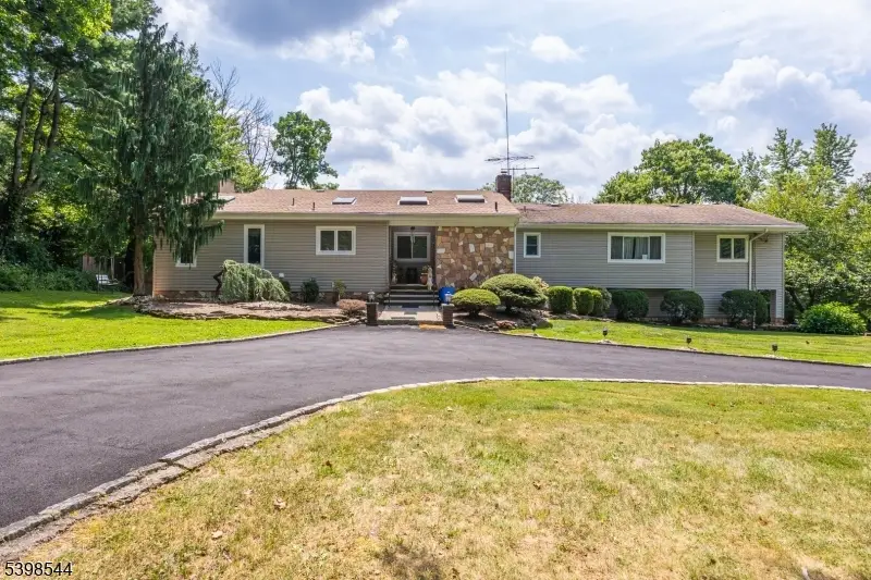 220 Horseshoe Rd, Berkeley Heights, NJ 07922 - Image #1