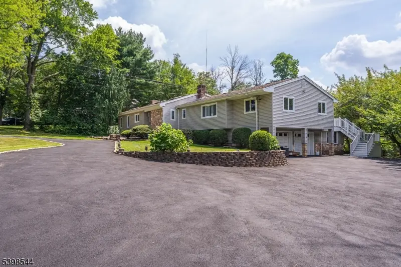 220 Horseshoe Rd, Berkeley Heights, NJ 07922 - Image #2