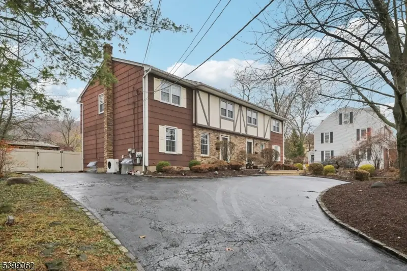 822 Pompton Ave, Cedar Grove, NJ 07009 - Image #2