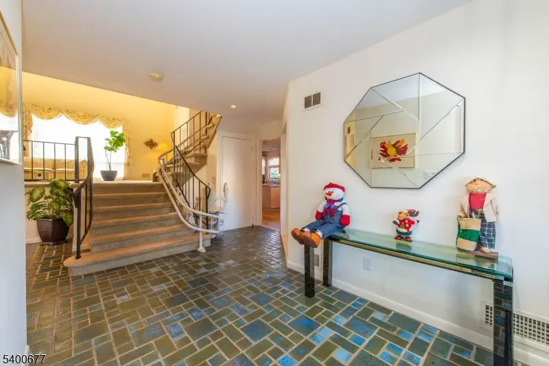 24 Malcolm Ct, Clifton, NJ 07013 - Image #2