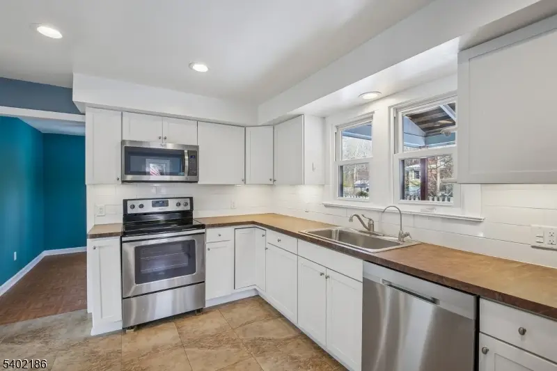 4 Cabot Ln, Kinnelon, NJ 07405 - Image #2