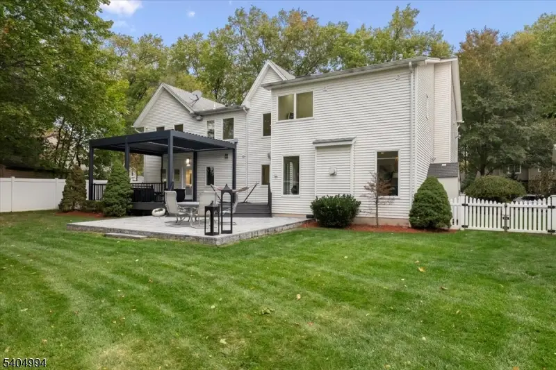 827 Alden Rd, Paramus, NJ 07652 - Image #2