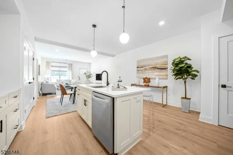 101 Encampment Ct, Montville, NJ 07082 - Image #2