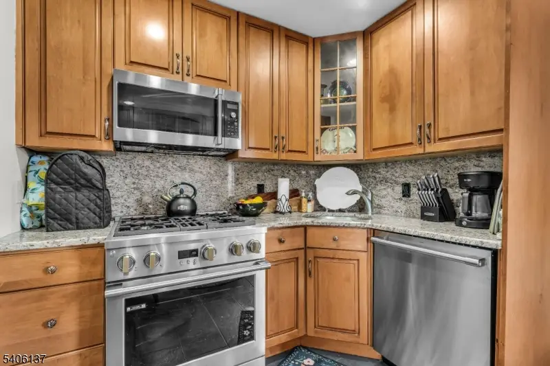 33 Cornell Dr, Clark, NJ 07066 - Image #3