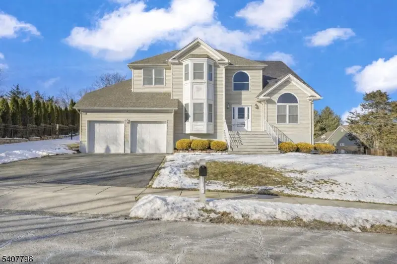 4 Bellows Ln, Towaco, NJ 07082 - Image #2