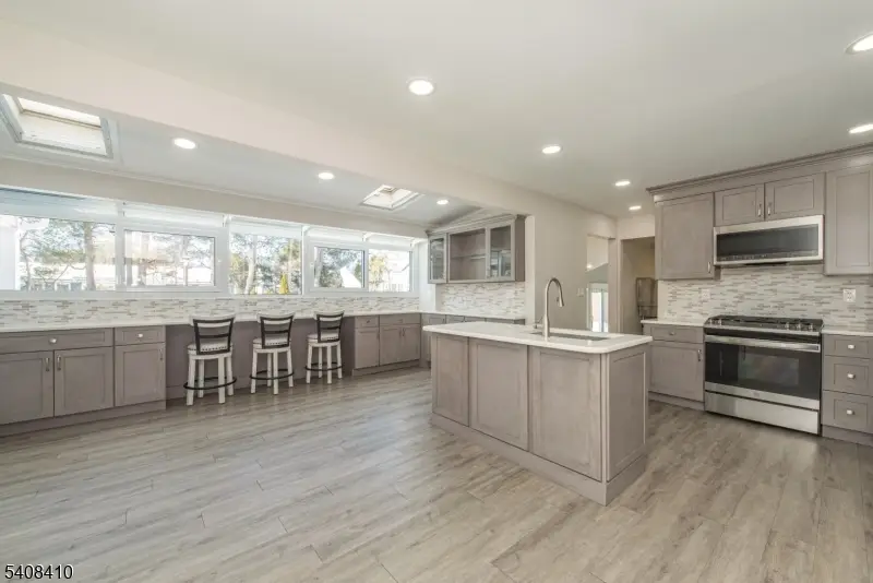 9 Robert Dr, East Hanover, NJ 07936 - #3