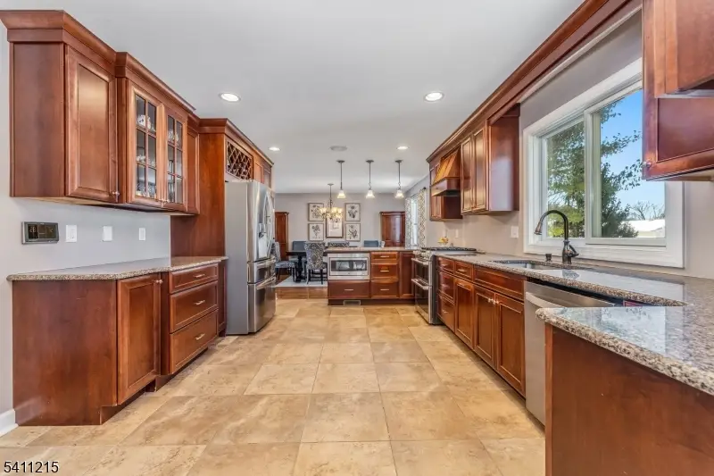 16 Aberdeen Cir, Raritan, NJ 08822 - #3