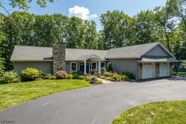 24 Lakeview Dr, Kinnelon Boro, NJ 07405