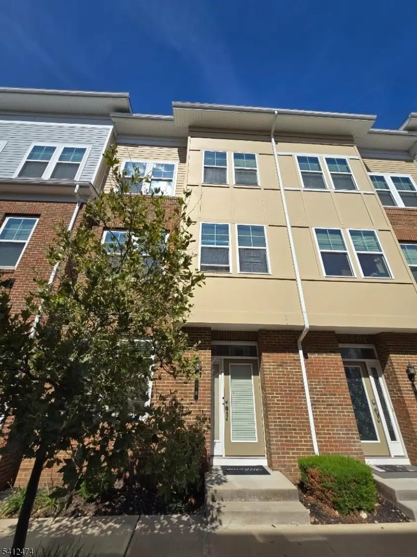 10 Bond St, North Brunswick, NJ 08902 - #1