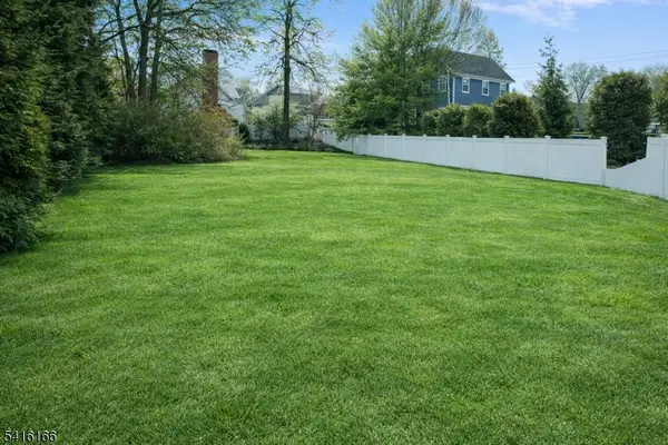 8 Hedges Ave, Chatham Boro, NJ 07928