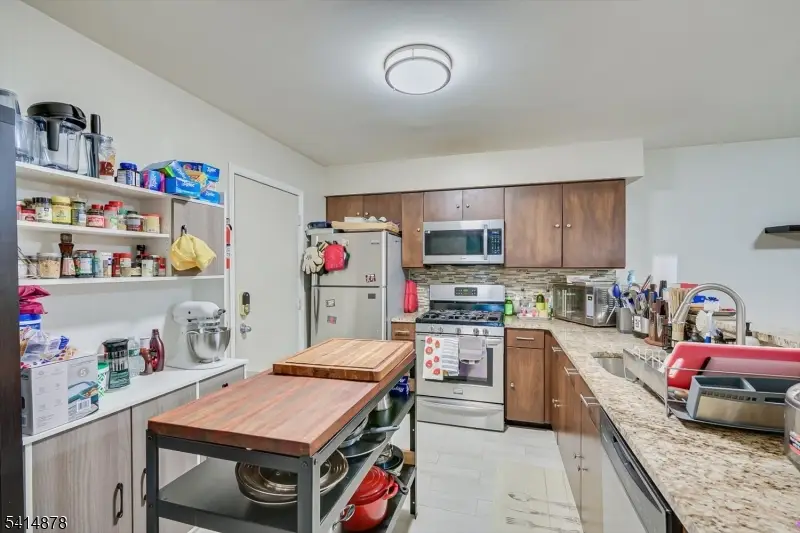 70 Avebury Pl, Franklin, NJ 08873 - #2